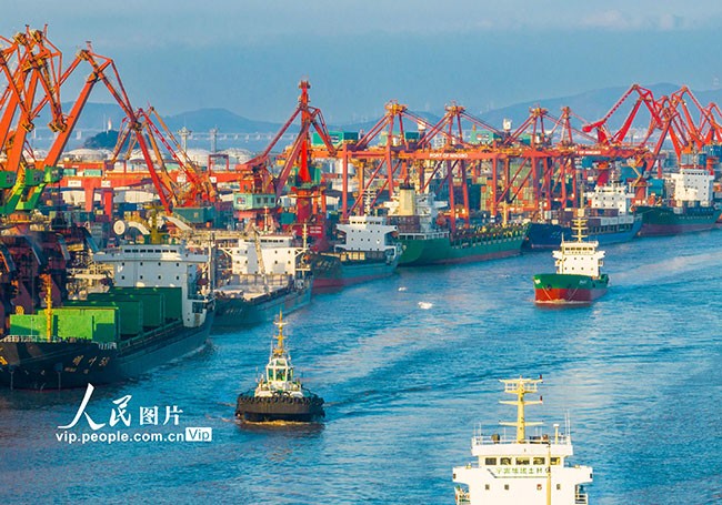 浙江省宁波舟山港镇海港码头外甬江中往来的货轮。