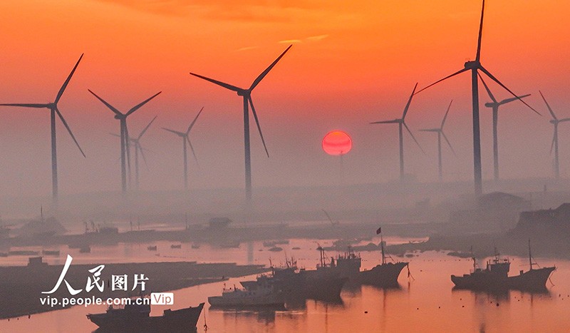 2023年3月19日，在山东省荣成市桑沟湾海洋牧场周边的风力发电场，风力发电机在运转工作。