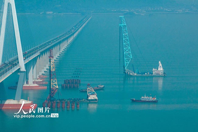 2023年4月16日，建设中的浙江省宁波至象山市域（郊）铁路工程重要节点的象山港跨海大桥。