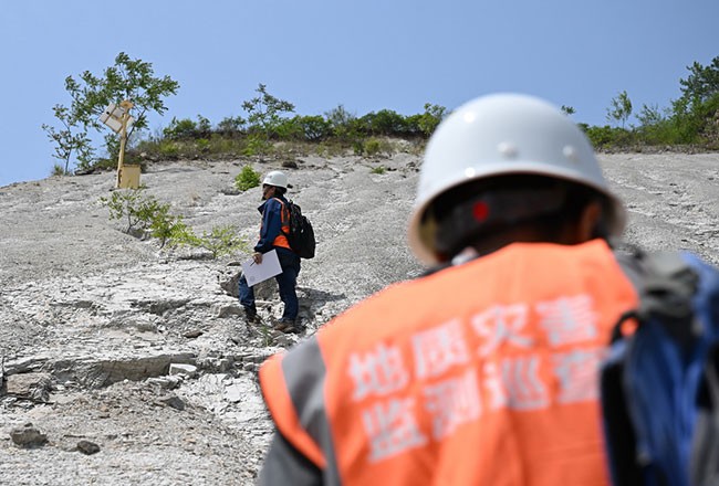 5月9日，在偏桥子滑坡地质灾害隐患点，参赛选手观察滑坡体。