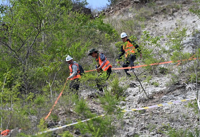 5月9日，在偏桥子滑坡地质灾害隐患点，参赛选手前往指定位置。