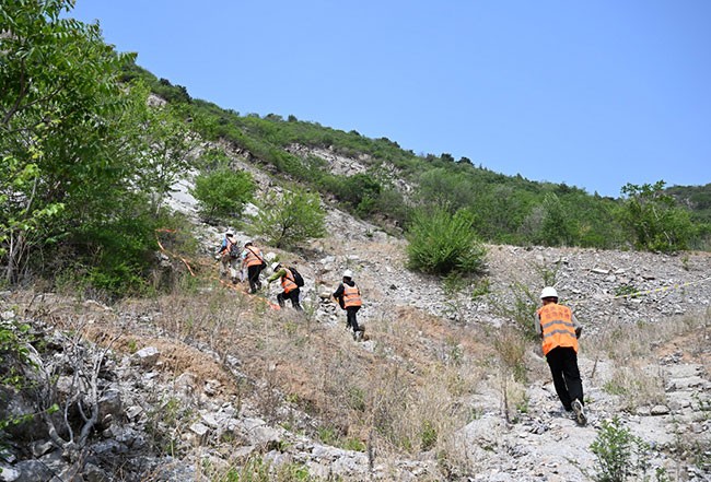 5月9日，参赛选手前往偏桥子滑坡地质灾害隐患点。