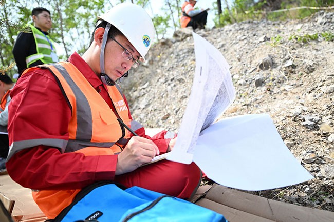 5月9日，在偏桥子滑坡地质灾害隐患点，参赛选手记录滑坡体信息。