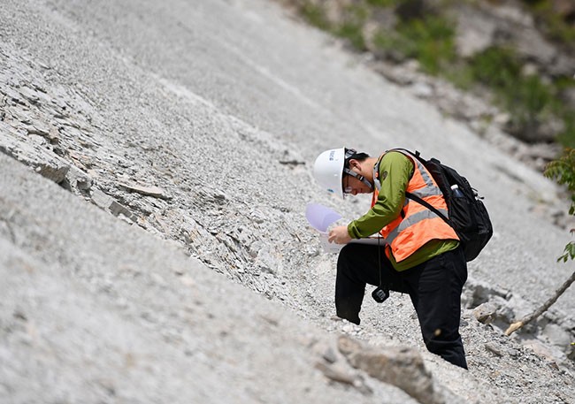 5月9日，在偏桥子滑坡地质灾害隐患点，参赛选手记录滑坡体信息。