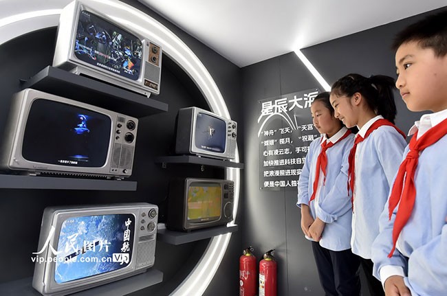 2023年5月16日，扬州市育才小学少先队员正在位于扬州运河三湾景区的2023“时光博物馆”内参观。