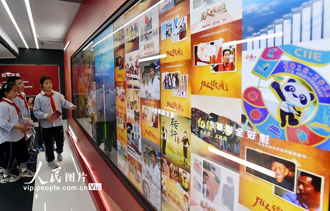 2023年5月16日，扬州市育才小学少先队员正在位于扬州运河三湾景区的2023“时光博物馆”内参观。