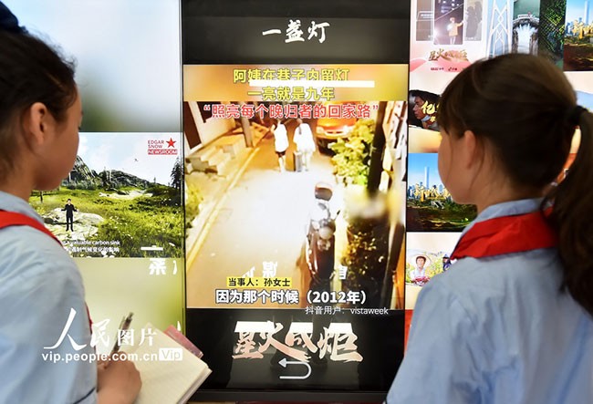 2023年5月16日，扬州市育才小学少先队员正在位于扬州运河三湾景区的2023“时光博物馆”内参观。