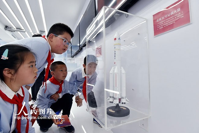 2023年5月16日，扬州市育才小学少先队员正在位于扬州运河三湾景区的2023“时光博物馆”内参观。