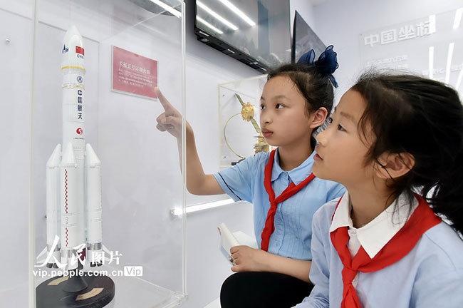 2023年5月16日，扬州市育才小学少先队员正在位于扬州运河三湾景区的2023“时光博物馆”内参观。