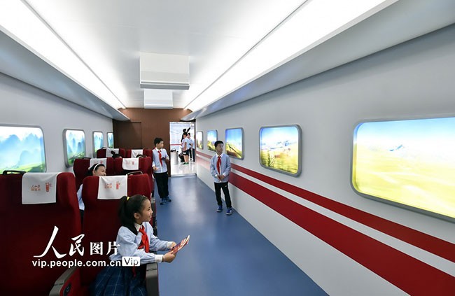 2023年5月16日，扬州市育才小学少先队员正在位于扬州运河三湾景区的2023“时光博物馆”内参观。