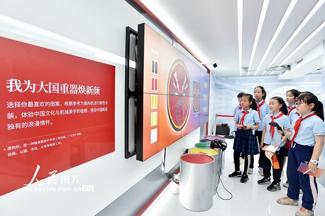 2023年5月16日，扬州市育才小学少先队员正在位于扬州运河三湾景区的2023“时光博物馆”内参观。