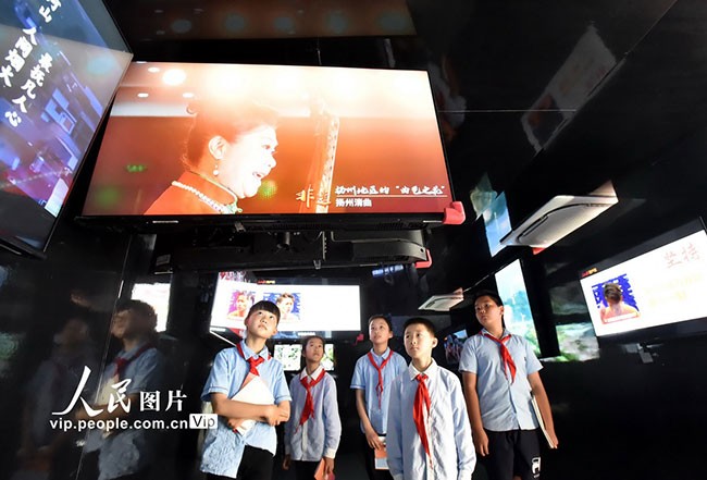 2023年5月16日，扬州市育才小学少先队员正在位于扬州运河三湾景区的2023“时光博物馆”内参观。