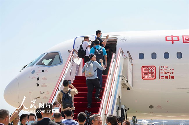 5月28日，上海，旅客在国产大飞机C919上拍照留念。