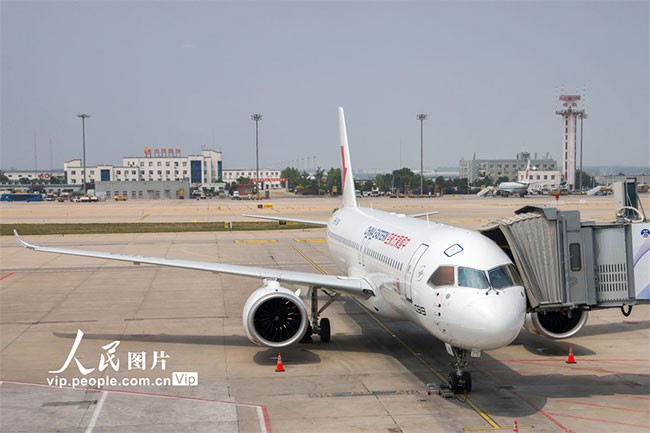 5月28日，由国产大飞机C919执飞的中国东方航空MU9191航班在北京首都机场平稳降落。