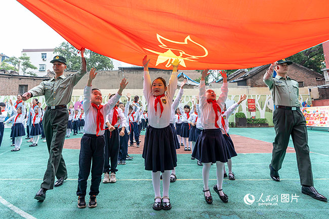 2023年5月31日，山西省实验小学一年级学生加入中国少年先锋队 人民网 卢鹏宇摄