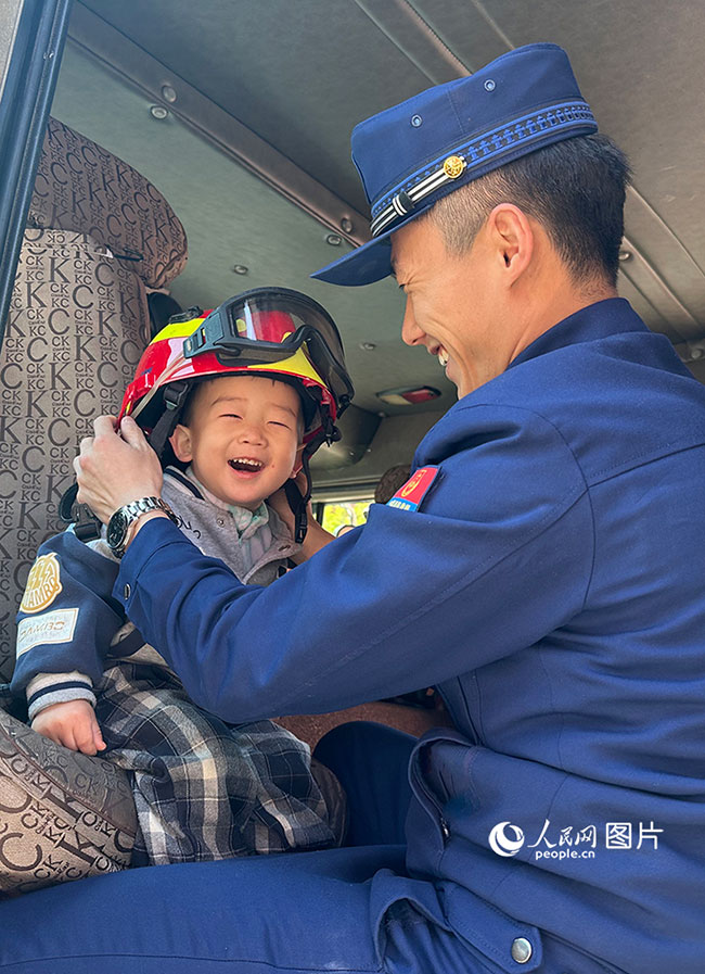 5月26日，辽宁沈阳，化身小小消防员种下一个英雄梦。人民网记 尹柏寒摄