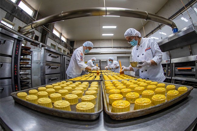 9月13日，工人在泰州市一家食品企业生产车间制作中秋月饼。新华社发（汤德宏摄）