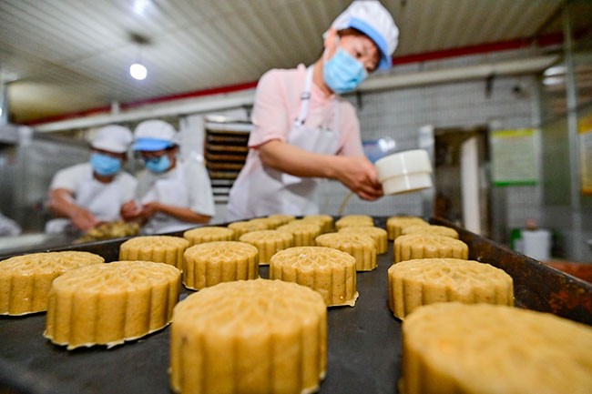 9月13日，在山东省青州市经济开发区一家月饼生产企业，工人在制作手工月饼。新华社发（王继林摄）