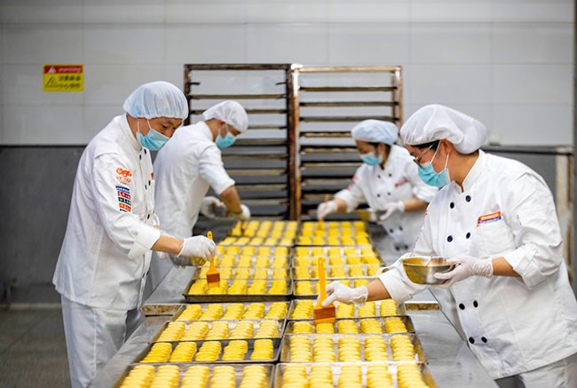 9月13日，工人在泰州市一家食品企业生产车间制作中秋月饼。新华社发（汤德宏摄）