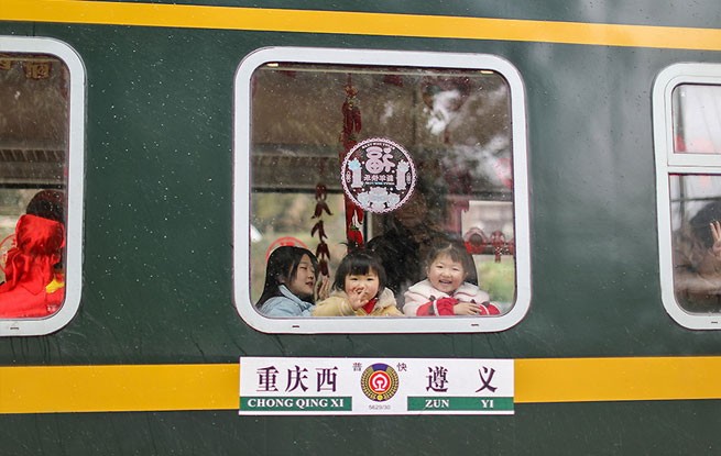 重庆：大山中的“慢火车”拓宽致富路