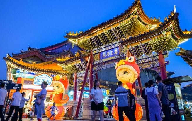 内蒙古呼和浩特：城市夜生活点燃“夜经济”