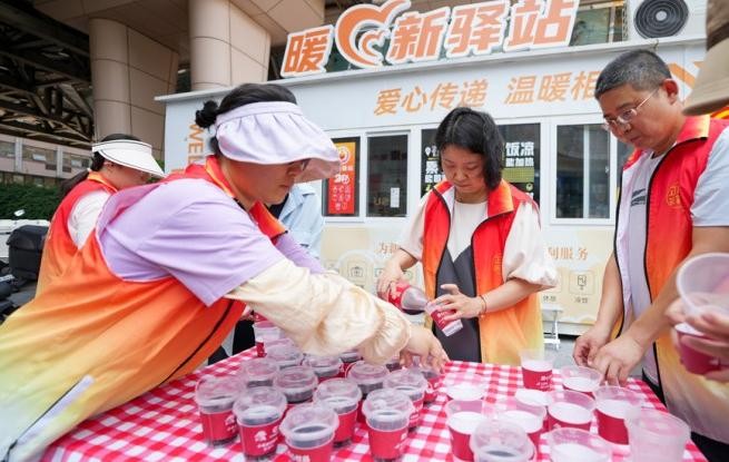 高温下，“暖新驿站”化身清凉补给站