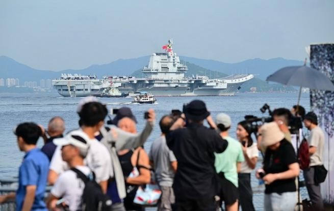 中国海军山东舰航母编队抵达香港