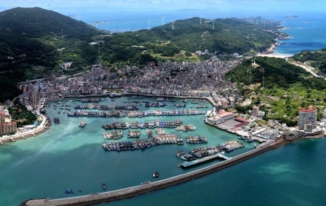 福建福州：渔船回港躲避台风
