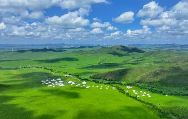 扎鲁特山地草原如诗如画