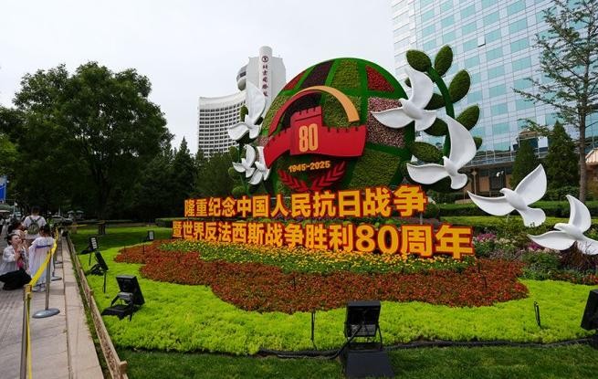 北京长安街沿线花卉布置完成