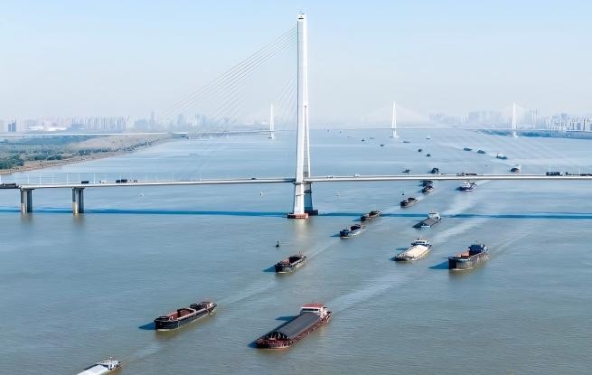 江苏南京：长江运输忙