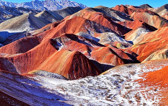 甘肃张掖：雪浴丹霞