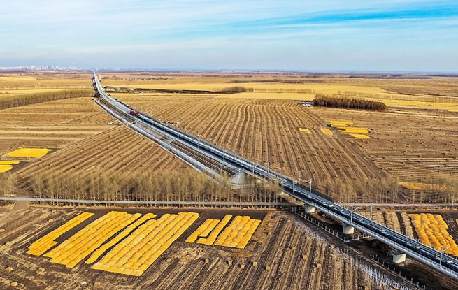 我国在建最北高铁哈伊高铁全线铺轨贯通