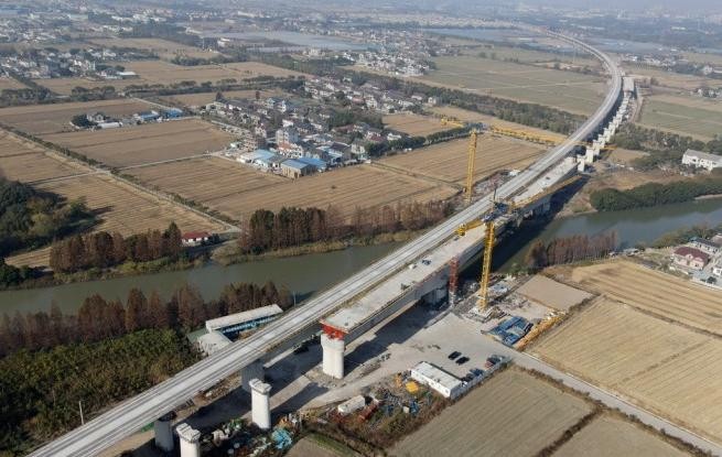 沪宁合高铁上海特大桥跨蒲华塘连续梁中段顺利合龙