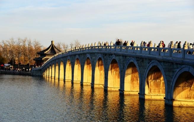 北京：颐和园再现“金光穿洞”景观