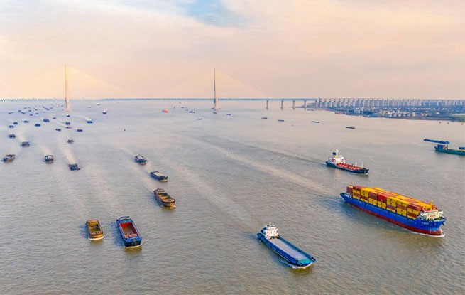 江苏南通：长江运输忙