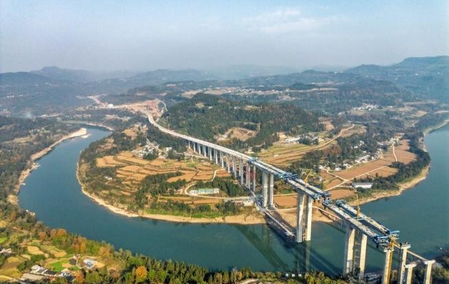 四川通江：镇广高速东山通江河特大桥建设加速