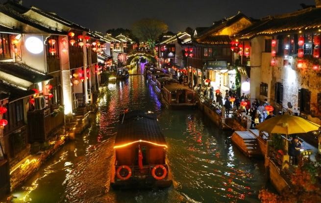江苏苏州：夜游山塘街