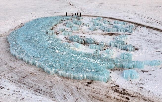 新疆巴里坤：冬湖取冰