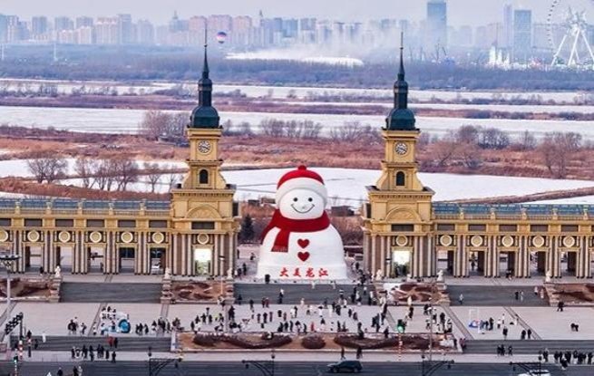 黑龙江哈尔滨：大雪人亮相群力音乐公园