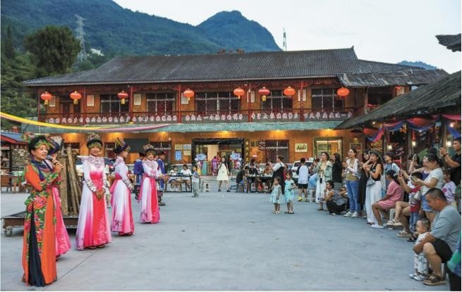 光影之间，美丽乡村入画来（新时代画卷）