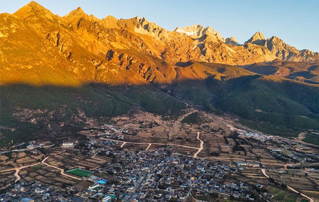 玉龙雪山下的山村变迁
