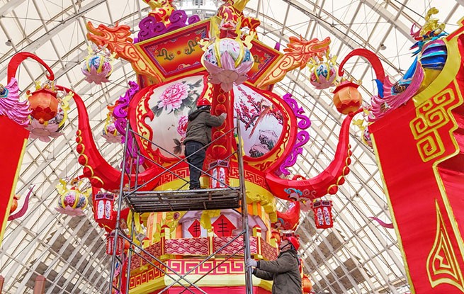 山东青岛：制花灯 迎新春