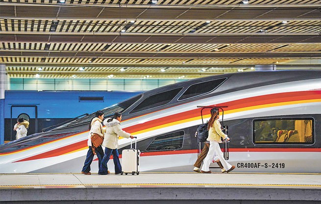 双手托起幸福 奋斗成就梦想（新春走基层）