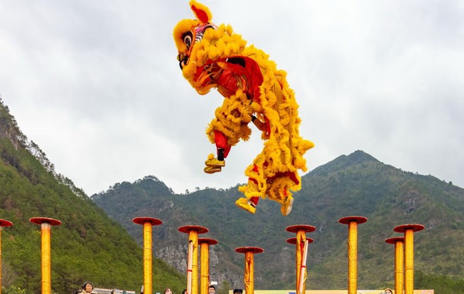 藤县舞狮赴广西蒙山献艺