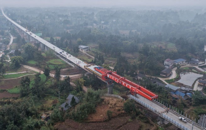 成渝中线高铁重庆大足段架梁完成