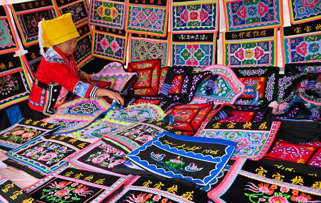 贵州惠水：民族服饰俏销