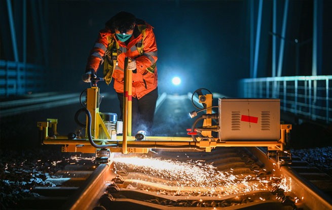 江苏南京：夜检铁路大桥 保障春运安全