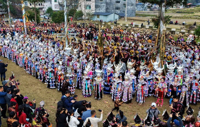 广西融水：传统“整依直”坡会热闹非凡