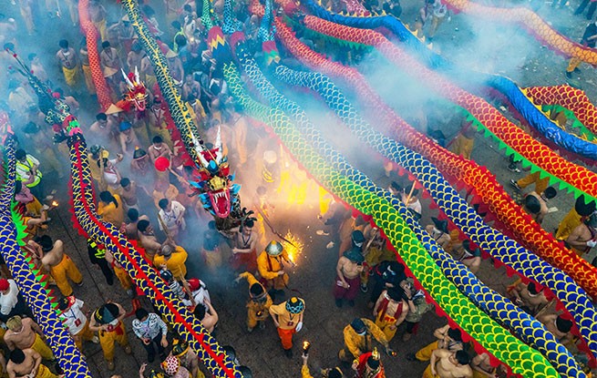 广西宾阳：炮龙起舞